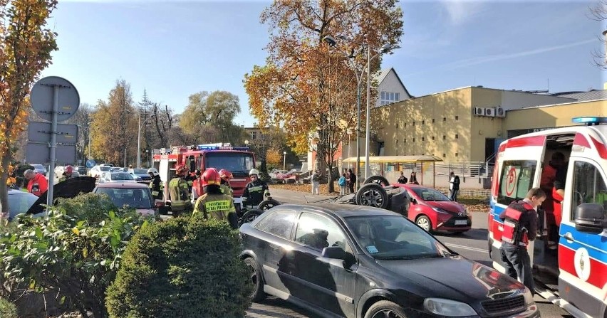 W Brzeszczach, na ulicy Ofiar Oświęcimia, w ciągu DW 933, doszło do karambolu z udziałem trzech samochodów. Jeden z pojazdów dachował