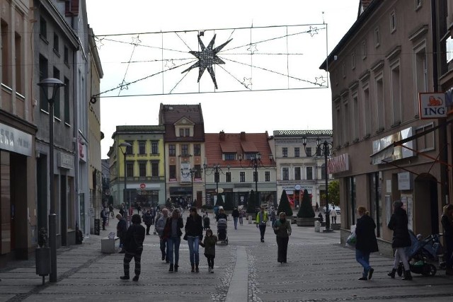 Najpierw przy rynku w Rybniku powieszono gwiazdy, ale potem uznano, że to jeszcze za wcześnie