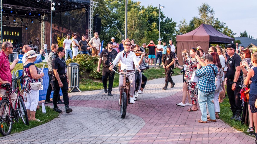 Kombii, Orkiestra Na Dużym Rowerze i Rodzinna Kapela Korbanów porwały do zabawy podczas Dni Chleba w Staszowie