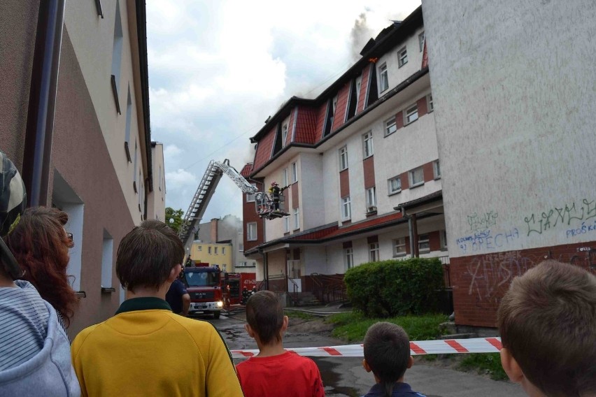 Pożar w Lęborku. Mieszkańcy kamienicy zostali ewakuowani [ZDJĘCIA, FILM]