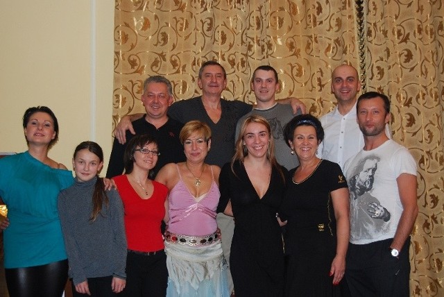 Adam Król (pierwszy z prawej) wraz z naszymi tancerzami i Karoliną Bilską.