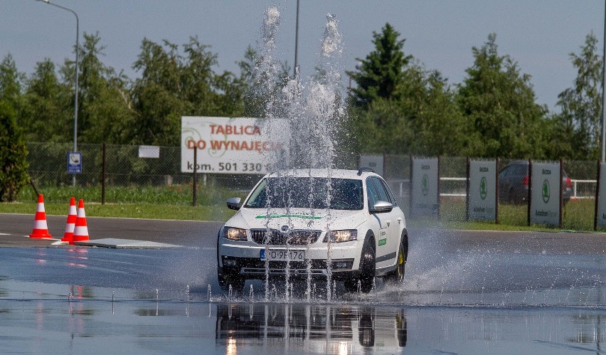 W Poznaniu otwarto oficjalnie tor doskonalenia jazdy - Skoda...