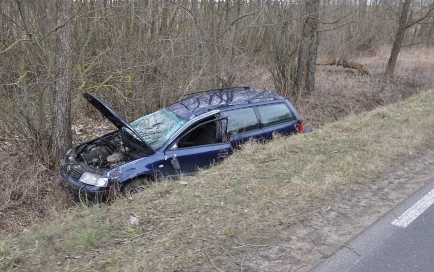Wypadek na trasie Biała Piska – Sulimy. Zderzenie podczas wyprzedzania. Dwie osoby trafiły do szpitala