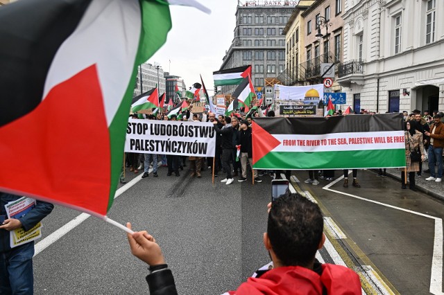 Marsz "Solidarni z Palestyną" w Warszawie. Norweżka studiująca na Warszawskim Uniwersytecie Medycznym przyszła z antysemickim transparentem.