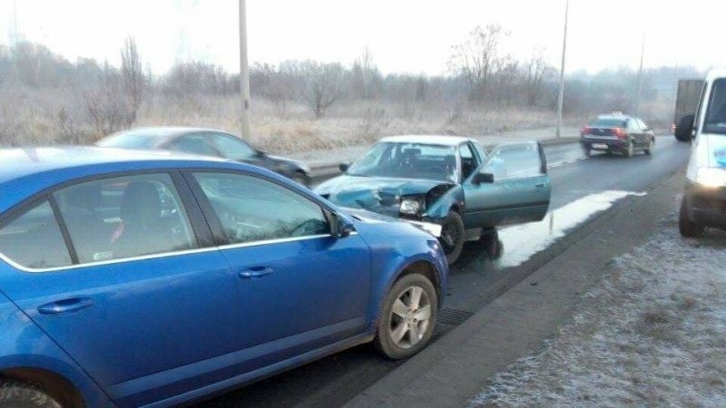 Wypadek w Gorzowie. Kierowca hondy czołowo uderzył w skodę.