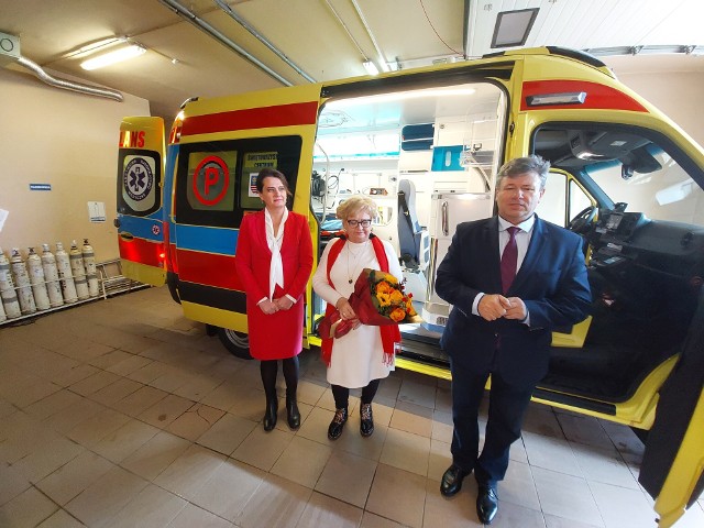 Nowoczesna karetka trafiła do Pogotowia Ratunkowego w Ostrowcu Świętokrzyskim. Oficjalnie przekazano ją w środę, 11 stycznia. To ambulans medyczny typu C,  który jest przystosowany zarówno do transportu, jak i do zaawansowanego leczenia i monitorowania stanu zdrowia pacjentów