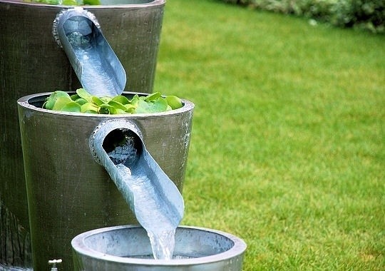 Zamiast fontanny woda wypływająca ze specjalnej wylewki – świetnie natlenia sadzawkę