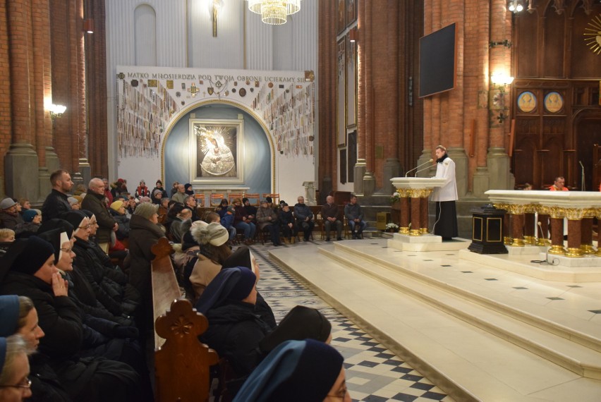 W kościołach odprawiona została liturgia Męki Pańskiej