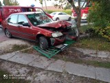 Wypadek koło Tarnowa. Honda uderzyła w ogrodzenie w Zaczarniu. Kierowca i pasażerowie ulotnili się, zanim przyjechała policja [ZDJĘCIA]