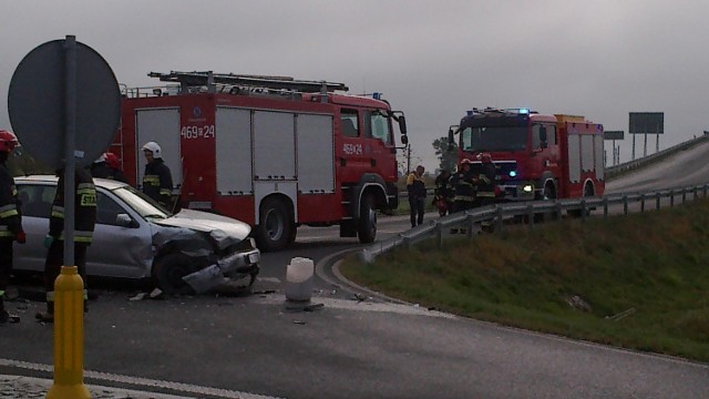 Na miejsce zdarzenia pojechały też 3 zastępy strażaków. Ruch w tamtym rejonie może być utrudniony.