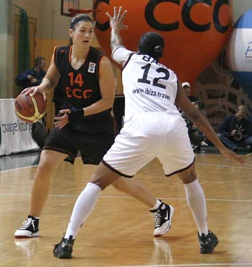 Dziś Natalia Trafimawa (z piłką) zagra przeciwko zespołowi, w którym występowała w poprzednim sezonie.