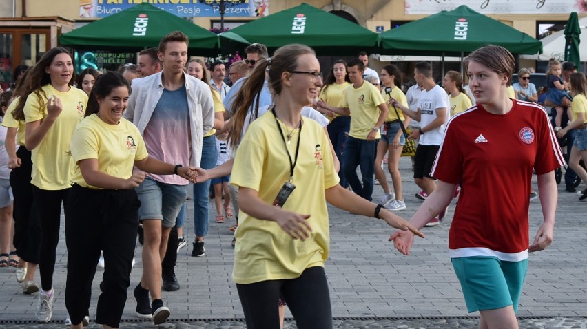 Na Rynku w Oświęcimiu setki tancerzy bawiły się podczas święta patrona miasta. Impreza przyciągnęła mieszkańców i gości [ZDJĘCIA]