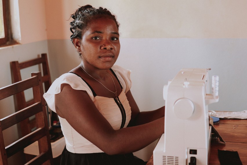 Maja Kotala walczy z ubóstwem menstruacyjnym w Afryce. Uczy kobiety szyć podpaski wielokrotnego użytku