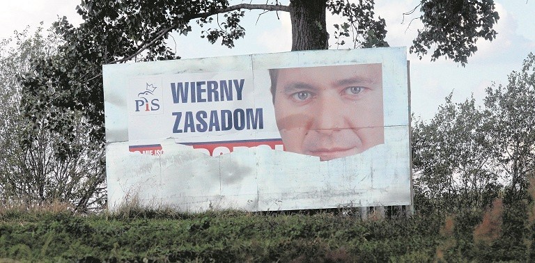 Kampania Prawa i Sprawiedliwości. Co ten billboard robi pod...