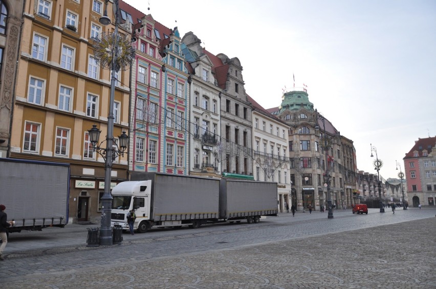 W Rynku trwa budowa Jarmarku Bożonarodzeniowego [ZDJĘCIA]