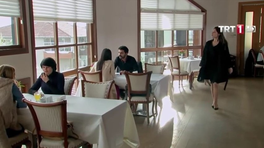"Więzień miłości" odcinek 80. Yener zabrany przez ochroniarzy! Ömer zaprasza Leylę na kolację! [STRESZCZENIE ODCINKA]
