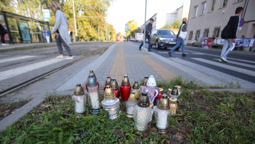 Tragiczny wypadek w Katowicach: 17-letnia uczennica zginęła pod kołami tramwaju. Wychodziła ze szkoły. Przy torach płoną znicze 