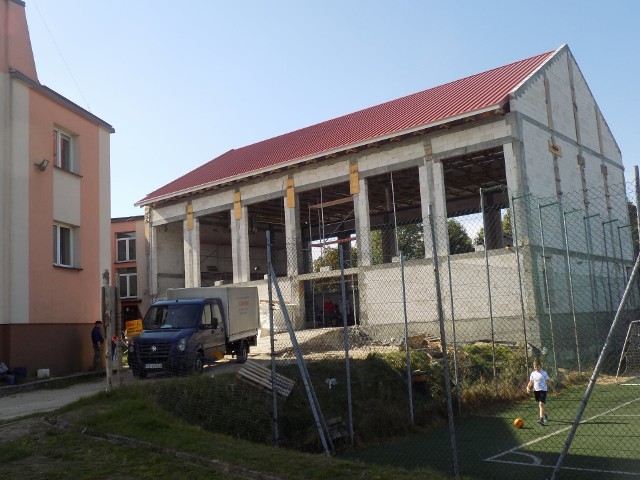 Trwa budowa sali gimnastycznej przy szkole podstawowej w Warzynie Pierwszym. Obiekt robi już duże wrażenie.
