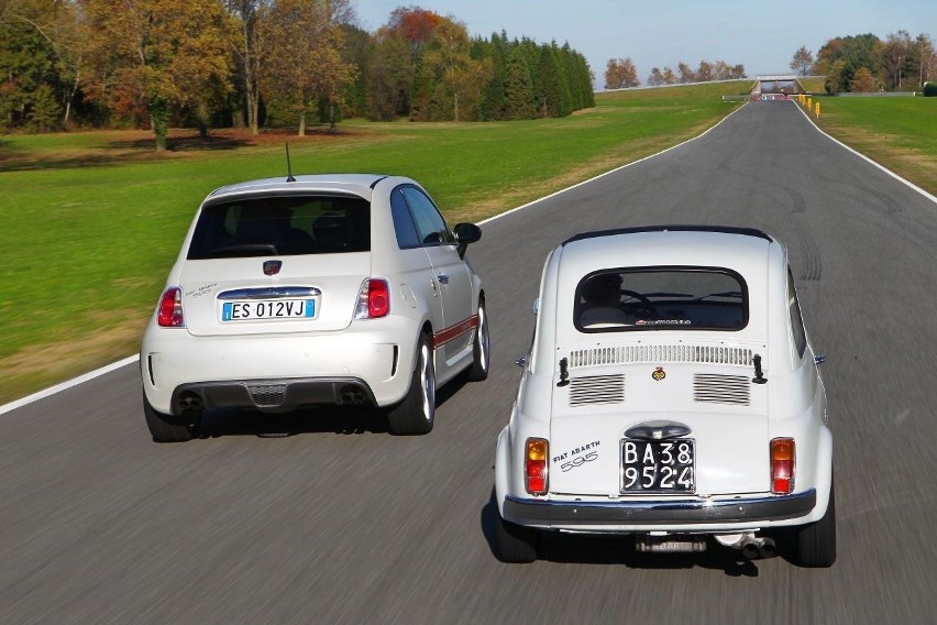 Abarth 595 z 1963 roku i Abarth 595 ‘50th Anniversary’, Fot:...