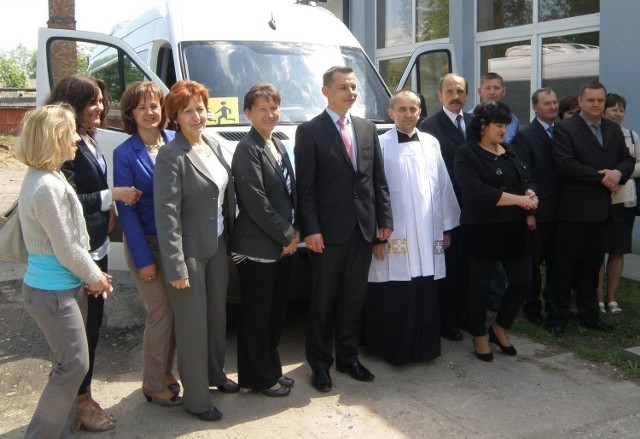 Superprezent &#8211; autobus dla ośrodka przekazał Michał Bucki (w środku), wicestarosta kazimierski.