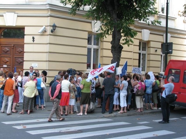 Łącznie ponad sto osób, przede wszystkim kobiet, wzięło udział proteście przeciwko sposobowi, w jaki dzielone są pieniądze na służbę zdrowia. 