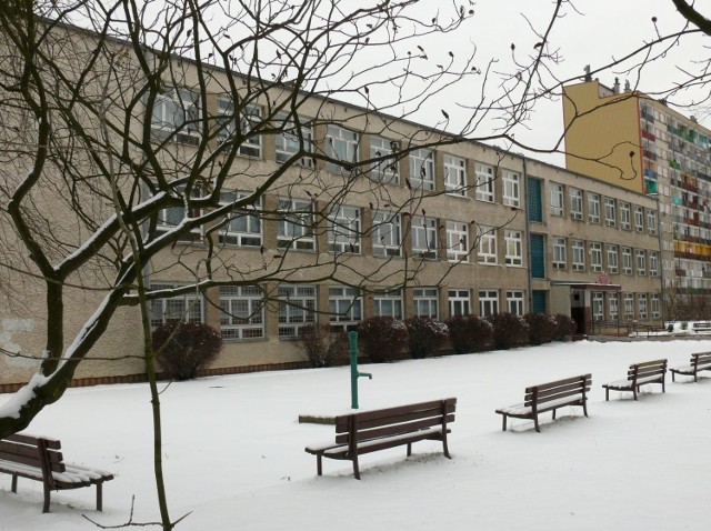 Gimnazjum Nr 3 mieści się w obszernym budynku.