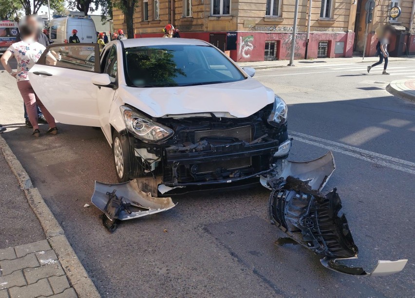 Wypadek w Przemyślu. Na ul. Dworskiego kierujący hyundaiem zderzył się z motocyklistą [ZDJĘCIA]