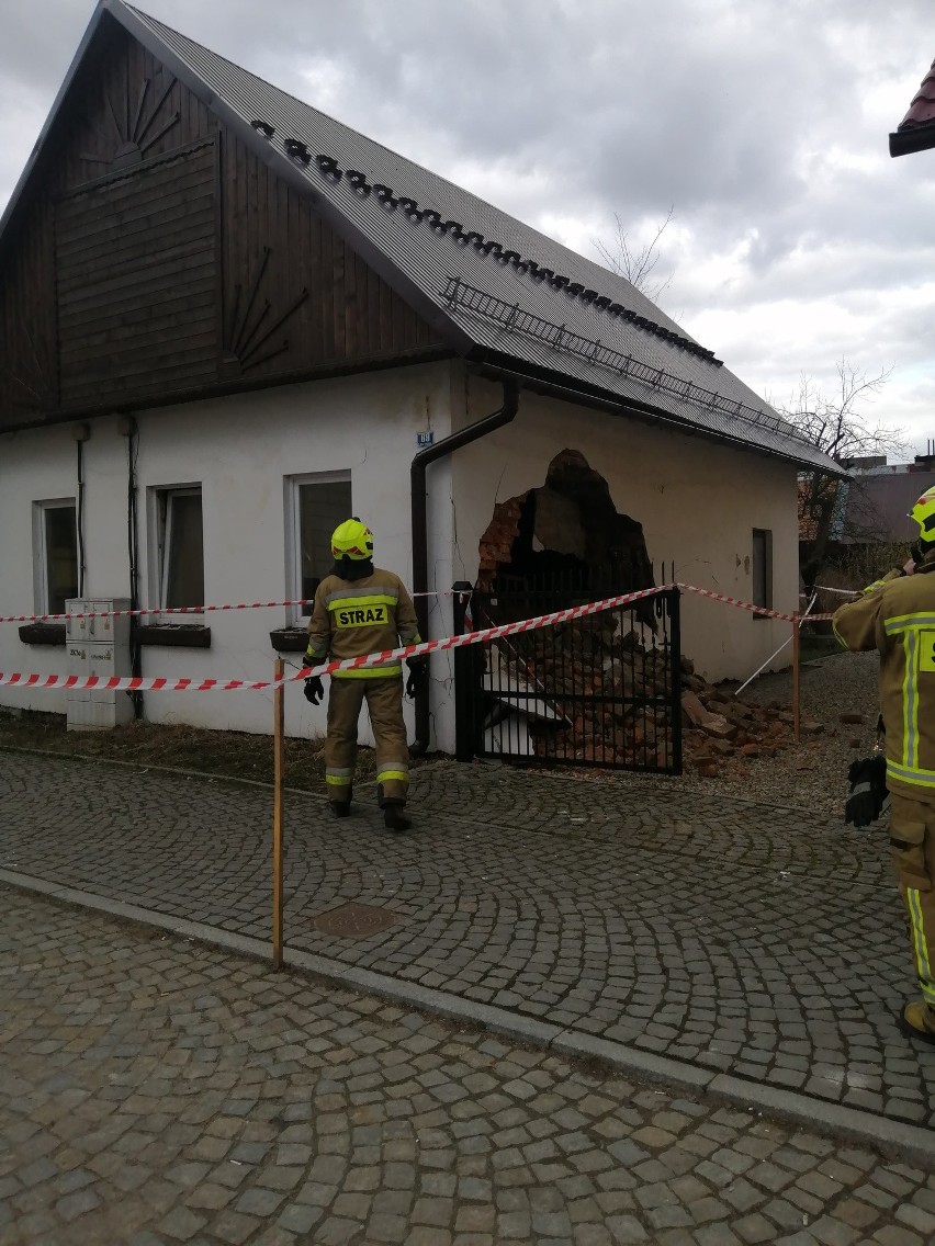 Szaflary. Budynek się wali. Może dojść do tragedii. Strażacy już dwa razy byli wzywani, by go zabezpieczyć