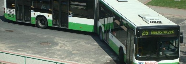 Autobus wjeżdża w małą uliczkę