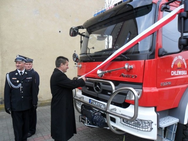 Wstęgę na nowym mercedesie przeciął starosta szydłowiecki Włodzimierz Górlicki oraz wiceprezes Związku Ochotniczych Straży Pożarnych RP Zbigniew Gołąbek.