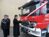 Poświęcili nowego mercedesa strażaków z Chlewisk
