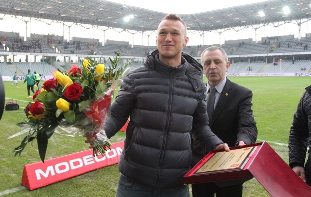 Przemek Trytko został oficjalnie pożegnany przez Koronę przed meczem z Lechią Gdańsk. Otrzymał kwiaty i grawerton.