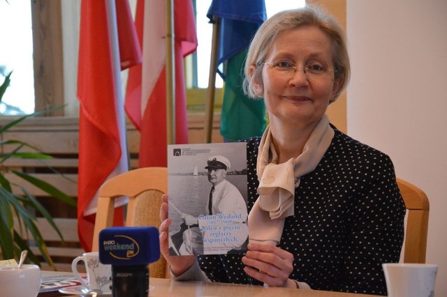 Barbara Zagórska z okolicznościową pocztówką z Ottonem Weilandem