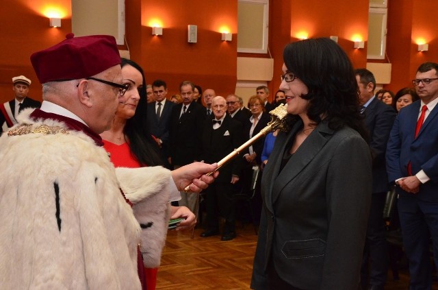 W sobotę (14 października) w auli Collegium Minus Kujawskiej Szkoły Wyższej im. prof. Tadeusza Reichsteina we Włocławku zainaugurowany został rok akademicki 2017/2018. Uczelnia funkcjonuje w naszym mieście już 23 lata. W poprzednim roku kształciła ponad 1350 studentów. Od początku działania - jak poinformował w wystąpieniu inauguracyjnym prof. nzw, dr hab. Stanisław Kunikowski - liczba studentów kończących tę uczelnie osiągnie w przyszłym roku akademickim poziom 20 tys. absolwentów.W trakcie uroczystości nadany został tytuł Honorowego Profesora Kujawskiej Szkoły Wyższej profesorowi zw. dr. hab. Zygmuntowi Wiatrowskiemu, po czym nastąpiła uroczysta immatrykulacja studentów I roku. Wręczono również Medale za Zasługi dla Rozwoju Kujawskiej Szkoły Wyższej we Włocławku oraz dyplomy i wyróżnienia wykładowcom i pracownikom uczelni, a także 10 najlepszym absolwentom KSW za miniony rok akademicki oraz Primus Inter Pares.Wykład inauguracyjny pt. „Bezpieczeństwo narodowe w warunkach dynamicznych zmian jego zewnętrznego środowiska” wygłosił generał rezerwy dr Mieczysław Gocuł.