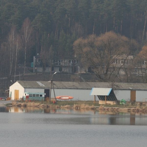 Baza Wodnego Ochotniczego Pogotowia Ratunkowego Województwa Świętokrzyskiego wpisała się już w krajobraz nad zalewem w Cedzynie.