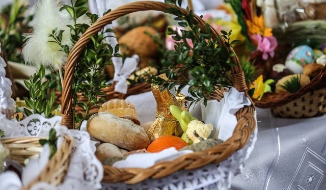 Życzenia wielkanocne 2019. Śmieszne życzenia na Wielkanoc 2019. W święta wielkanocne składamy sobie najserdeczniejsze życzenia. Wielu z nas lubi odchodzić od tradycyjnych życzeń wielkanocnych i składa swoim bliskim śmieszne życzenia. Zabawne życzenia wielkanocne powodują, że na twarzach pojawia się uśmiech i chętne są przekazywane innych osobom. Na gk24.pl znajdziesz śmieszne życzenia na Wielkanoc 2019. Olbrzymią popularnością cieszą się nie tylko tradycyjne życzenia wielkanocne, ale i zabawne, wesołe, śmieszne. Na gk24.pl znajdziesz śmieszne wierszyki na Wielkanoc 2019. Życzenia wielkanocne nie muszą być nudne! Zabawne życzenia wielkanocne - SMS FACEBOOK na gk24.pl