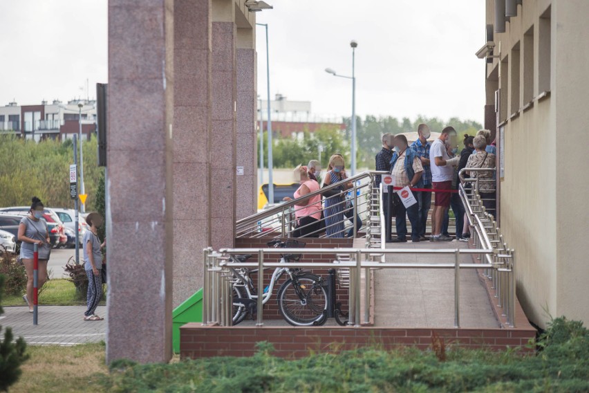 Kolejki do lekarza specjalisty w czasach koronawirusa. Szpital nie umawia na godzinę [ZDJĘCIA]