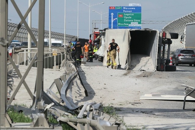 Wypadek ciężarówki przewożącej kruszywo miał miejsce na 15. kilometrze Autostradowej Obwodnicy Wrocławia (jezdnia w kierunku Warszawy). Do zdarzenia doszło w czwartek, 25 sierpnia 2022, ok. godz. 14. To odcinek między zjazdami Port lotniczy i Stadion