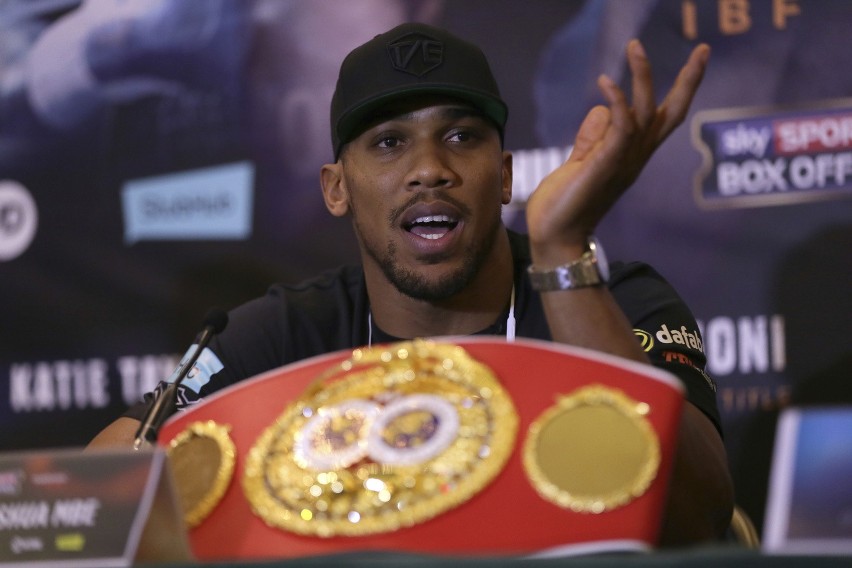 Anthony Joshua podczas konferencji prasowej w Londynie)