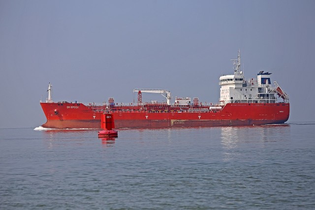 W celu ominięcia sankcji ropa jest również przesyłana między statkami na pełnym morzu.
