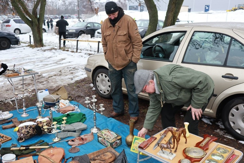 Giełda samochodowa w Łodzi. PRODUKTY, CENY Handlujący narzekają, że łodzianie zaczęli na poważnie oszczędzać 