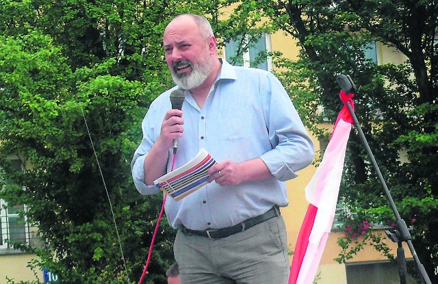 Na mityngu przemawiał między innymi szef Stowarzyszenia Ruch Kukiza w województwie świętokrzyskim Robert Kasprzyk.