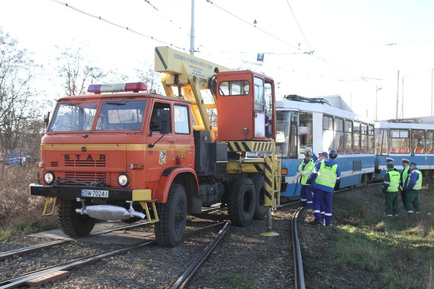 Ok. godz. 12. na pętli Poświętne wykoleił się tramwaj linii...