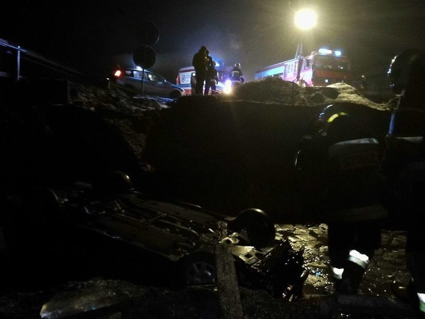 Kierowca i pasażer samochodu osobowego w wadowickim szpitalu, po nocnym dachowaniu w potoku w Brodach