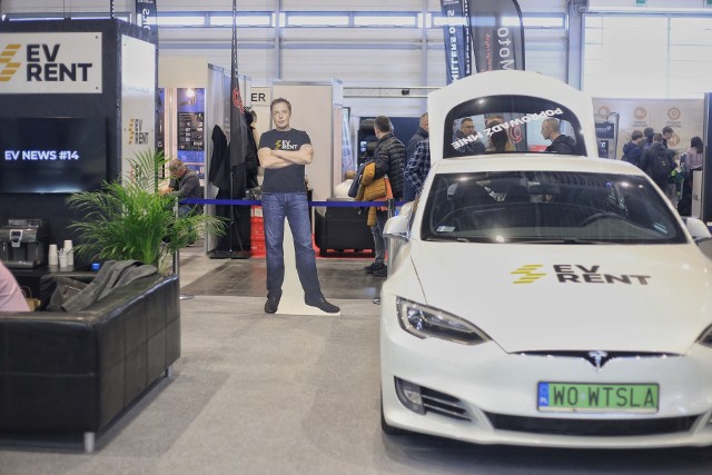 Elon Musk, ojciec Tesli, "reklamuje" samochody elektryczne na MTP