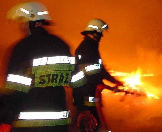 Dziewięć zastępów strażaków walczy przez kilkanaście godzin z pożarem stodoły