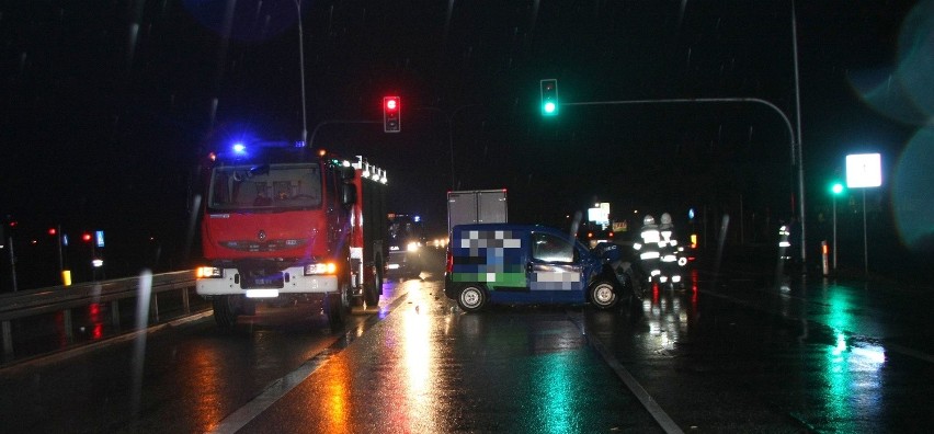 Wypadek w Jedlance. Pijany kierowca uderzył w auta przed skrzyżowaniem (zdjęcia)