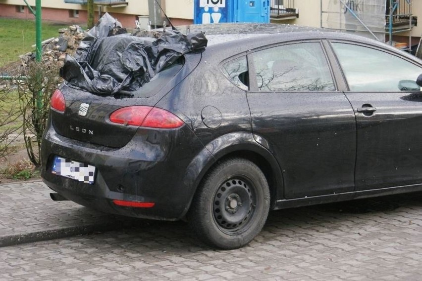 W Kaliszu silny podmuch zerwał około 100 metrów kwadratowych...