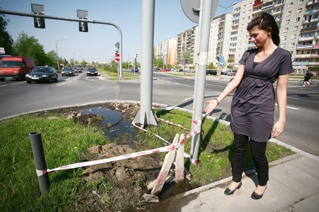 - Chodzę tędy dość często i woda leje się strumieniem. Kierowcy chlapią przechodniów, a ci nie przebierają w słowach - mówi Karolina Szymańska.