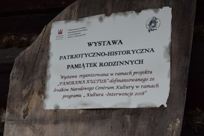 Szymbark. XV Panorama Kultur. W skansenie głośno gra muzyka, jest mnóstwo ludzi, są stoiska z rękodziełem, gospodynie częstują pysznościami